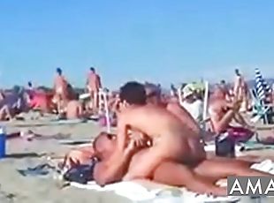 Na nudistickoj plaži seks Sestrica skinula